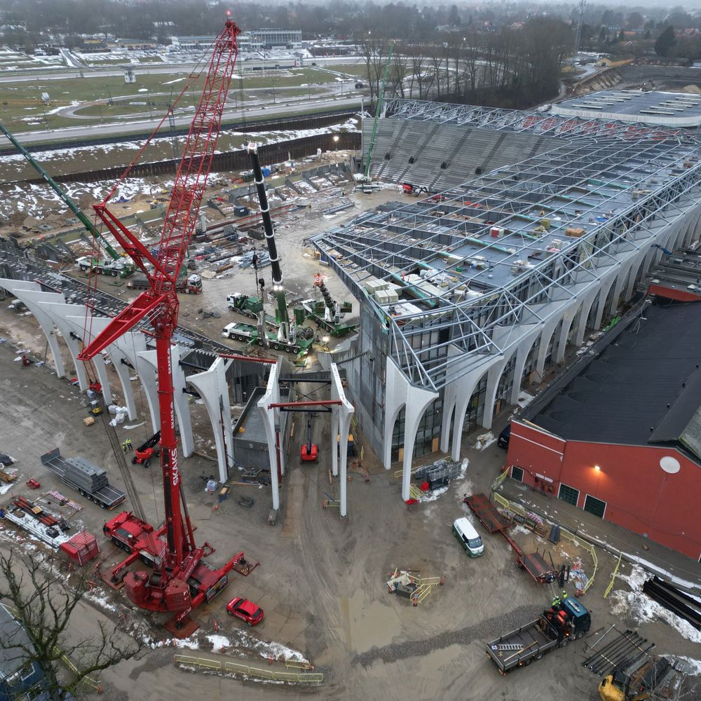 Mobilkraner ved byggeplads for nyt stadion i Aarhus set fra luften