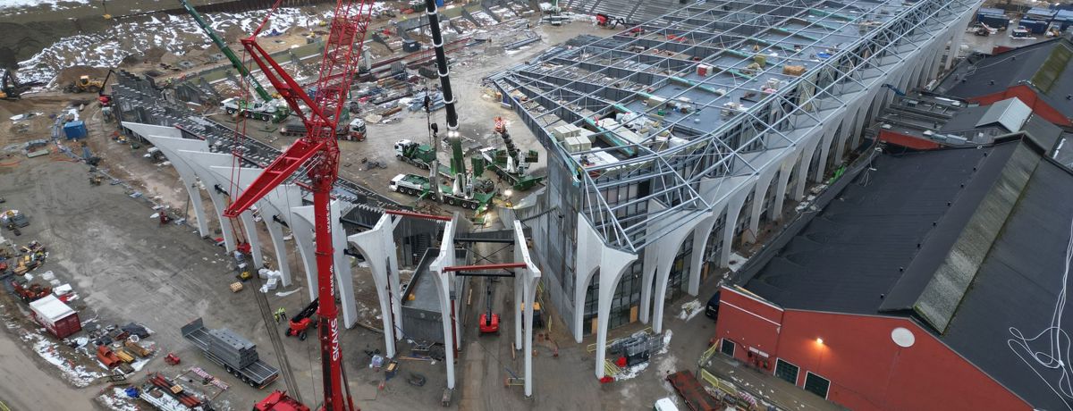Mobilkraner ved byggeplads for nyt stadion i Aarhus set fra luften