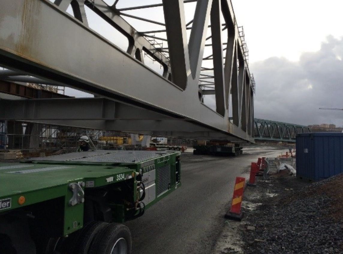 Stor stålbro transporteres på SPMT-vogn under broinstallation i Göteborg
