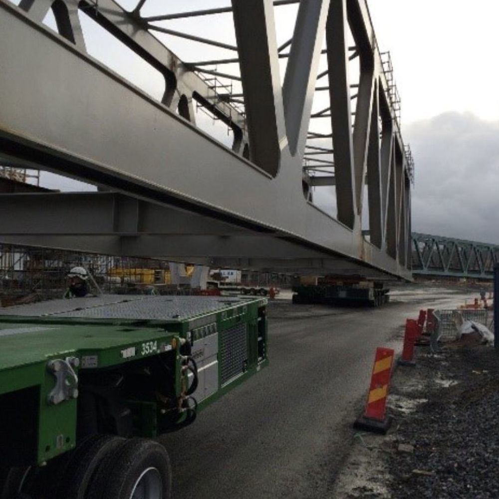 Stor stålbro transporteres på SPMT-vogn under broinstallation i Göteborg