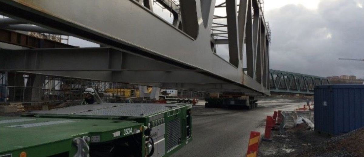 Stor stålbro transporteres på SPMT-vogn under broinstallation i Göteborg
