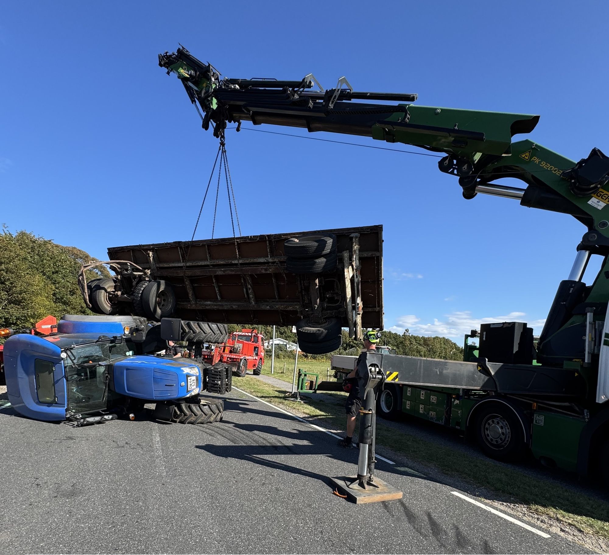 Lastbilkran bjærger en væltet traktor efter et trafikuheld