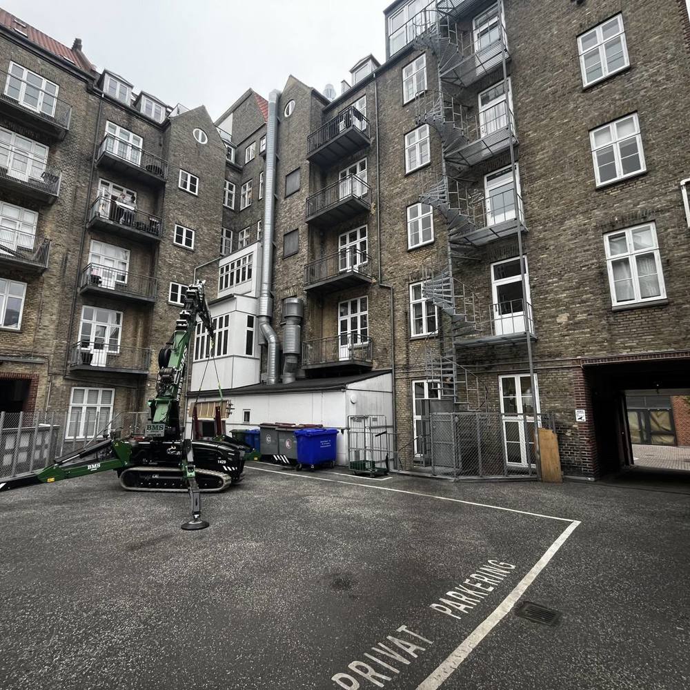 Minikran opstillet i baggård med begrænset plads i Aarhus.