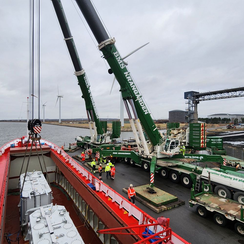 Mobilkran løfter en transformer på plads ved kraftværk for Aalborg Forsyning