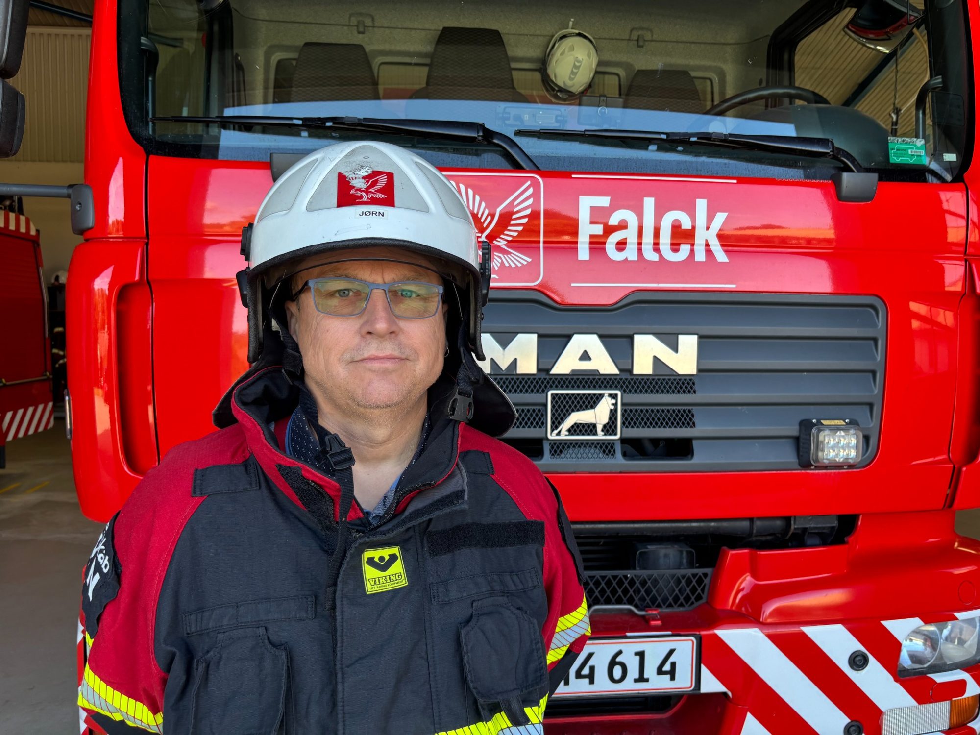 Jørn i sin uniform som frivillig brandmand
