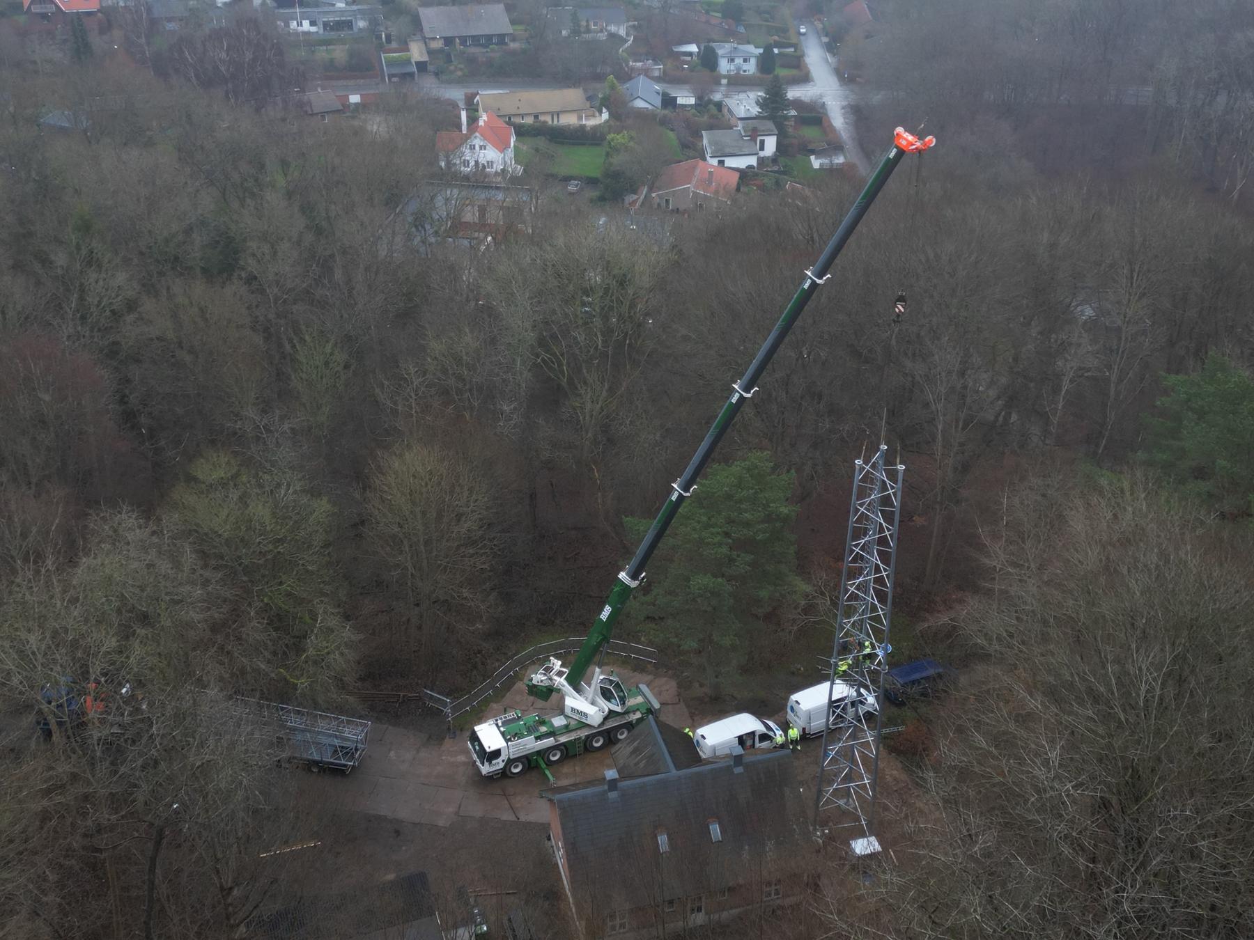 Mobilkran hejser telemast i skovområde i Højbjerg