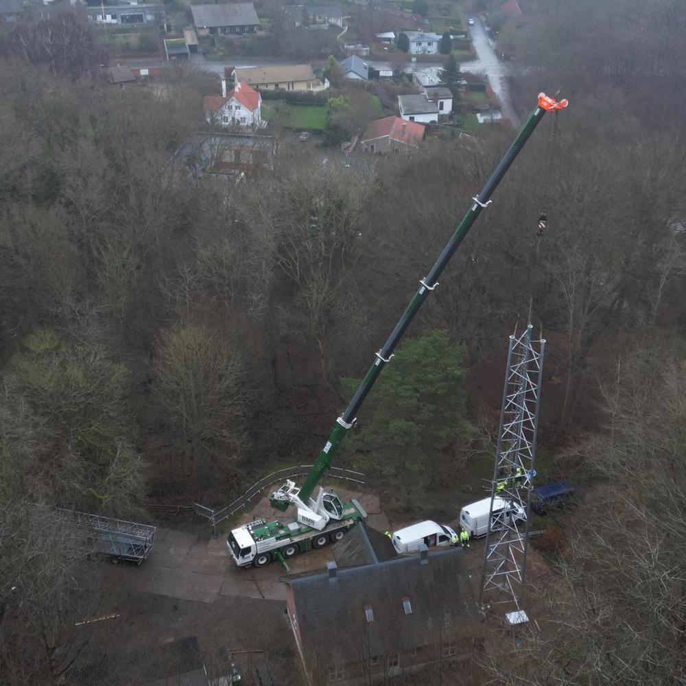 Mobilkran hejser telemast i skovområde i Højbjerg