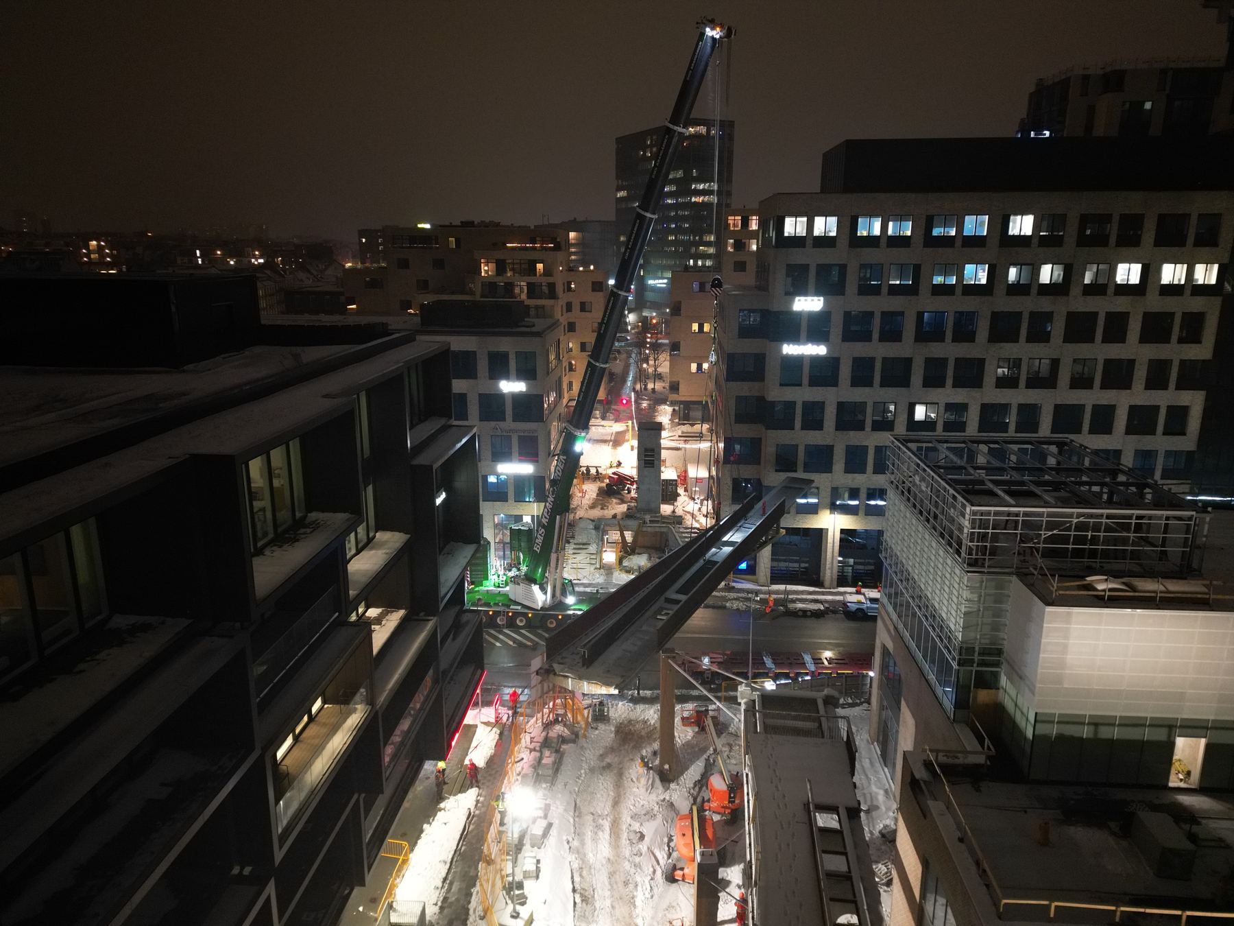 Mobilkran med lang bom mellem bygninger ved Kulbroen i Aarhus om natten