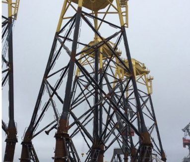 Jacket-fundamenter transporteres på SPMT-køretøjer i Lindø Havn