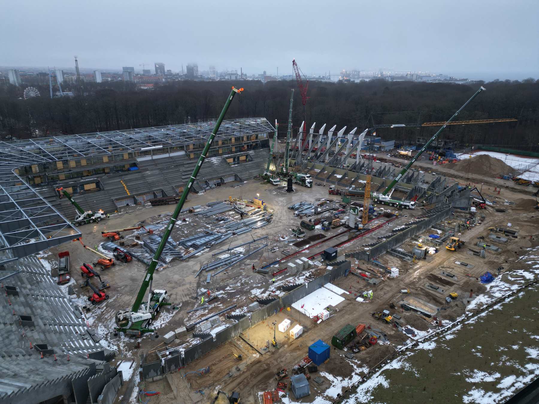 Luftfoto af mobilkraner på byggepladsen for nyt stadion i Aarhus