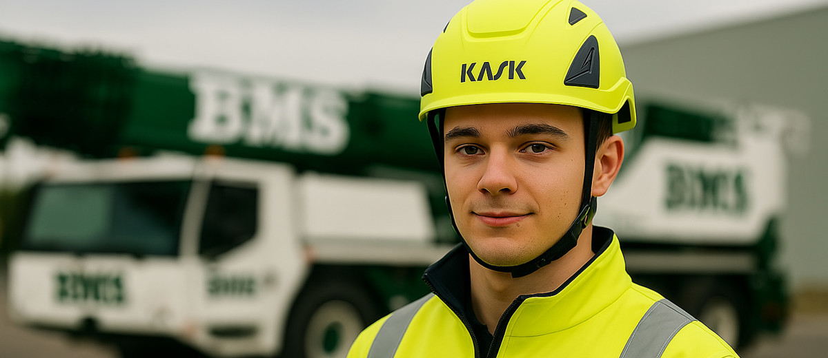Elev hos BMS foran kranbil