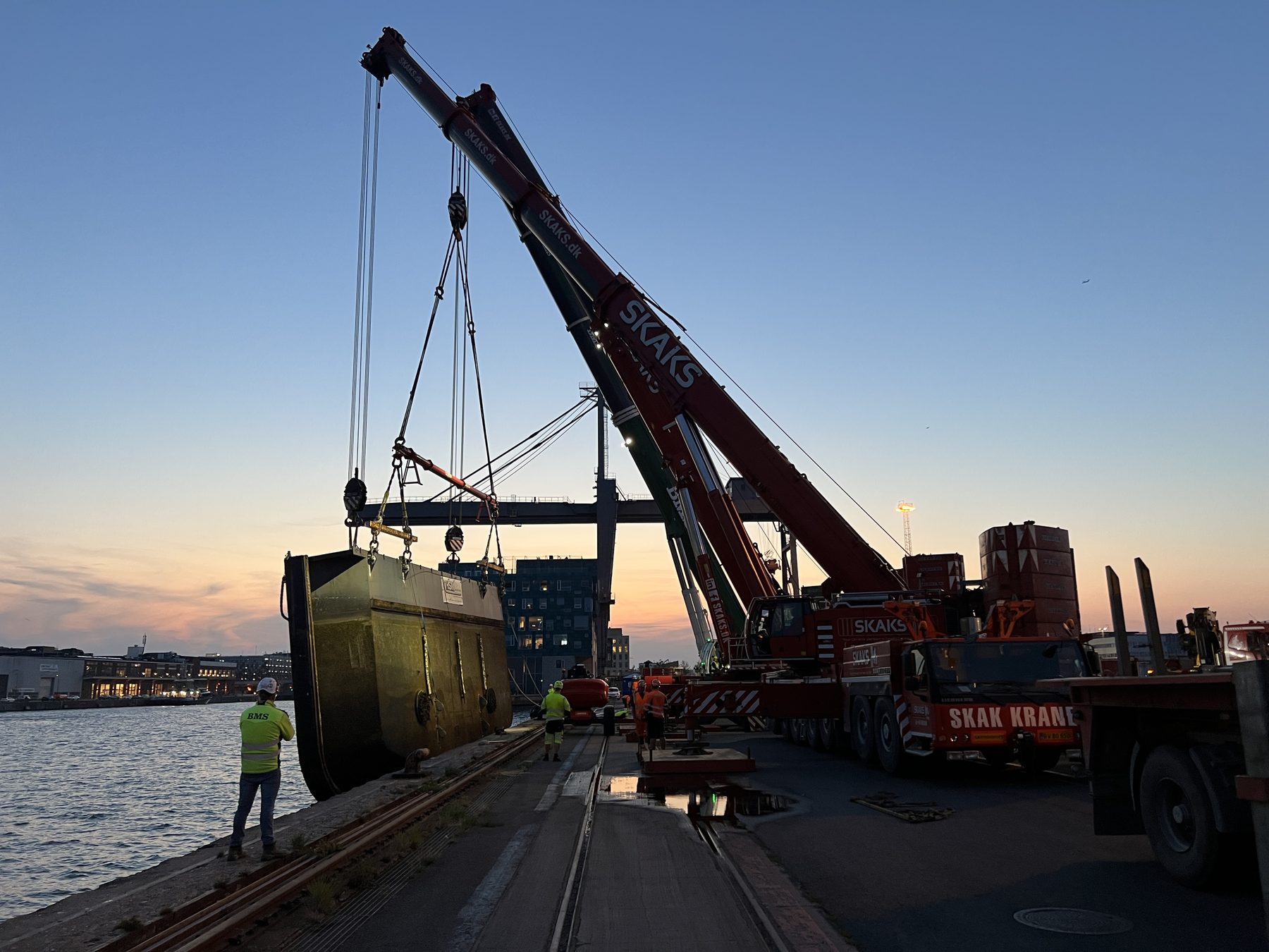 Kran løfter historisk dokport ved kaj i København