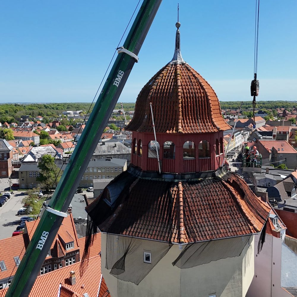 Mandskabskurv løftet op til tagarbejde på vandtårn