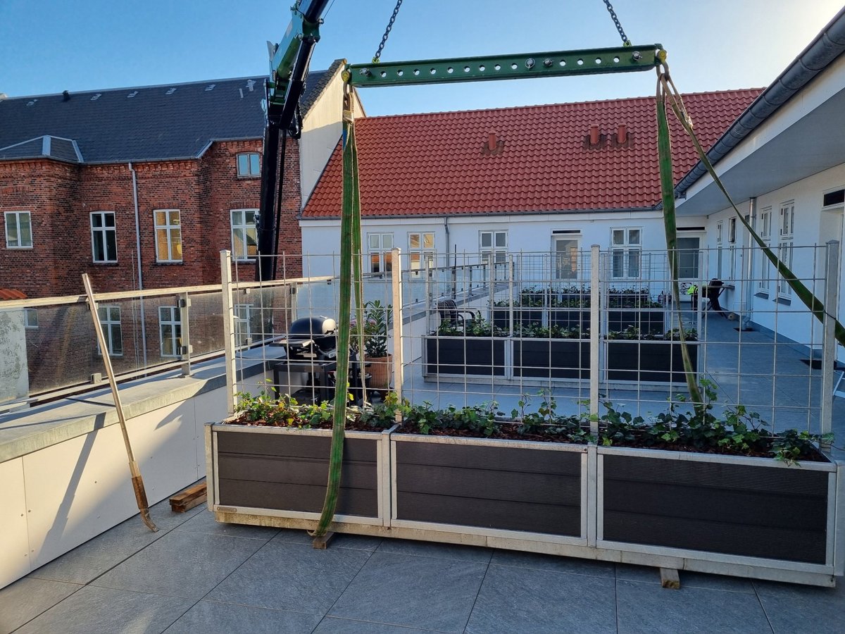 Plantekasser placeret på terrasse efter løft i Esbjerg