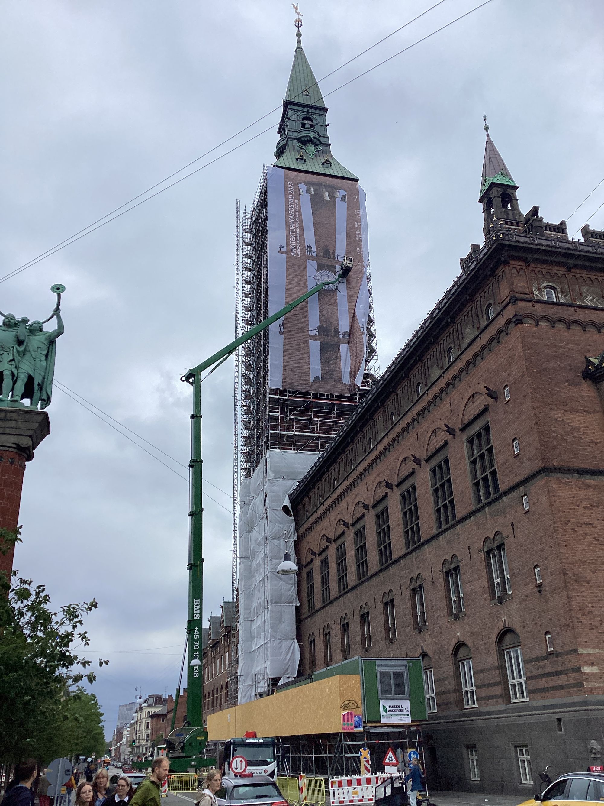 BMS lift mellem bygninger i forbindelse med bannerløft ved Københavns Rådhus