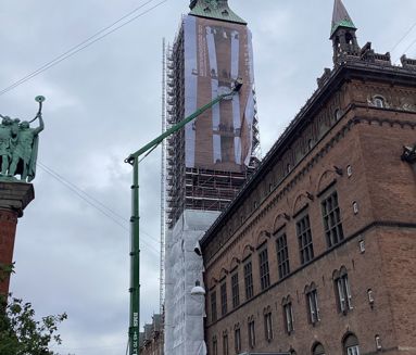 BMS lift mellem bygninger i forbindelse med bannerløft ved Københavns Rådhus