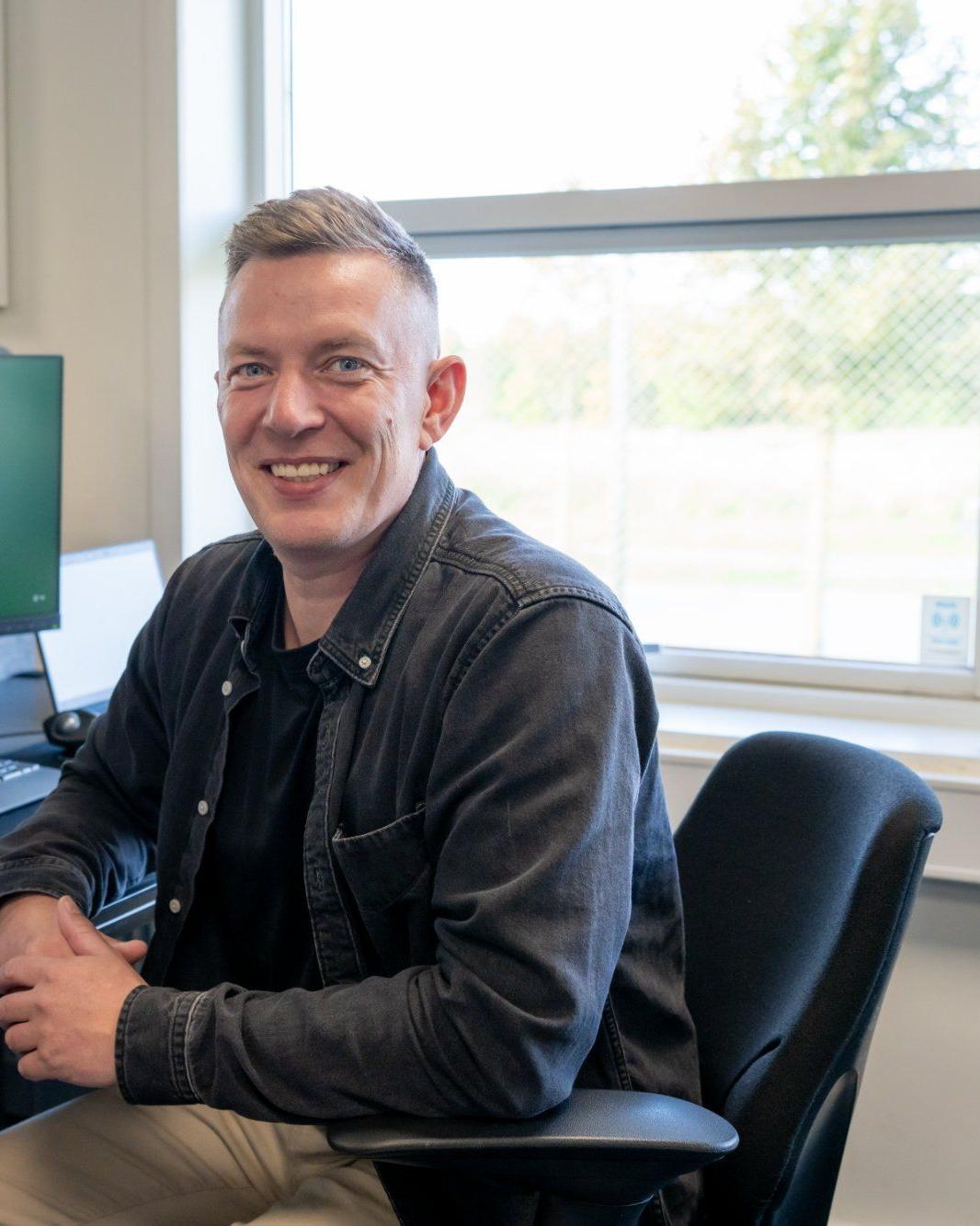 Anders Holst på kontoret i BMS Kolding