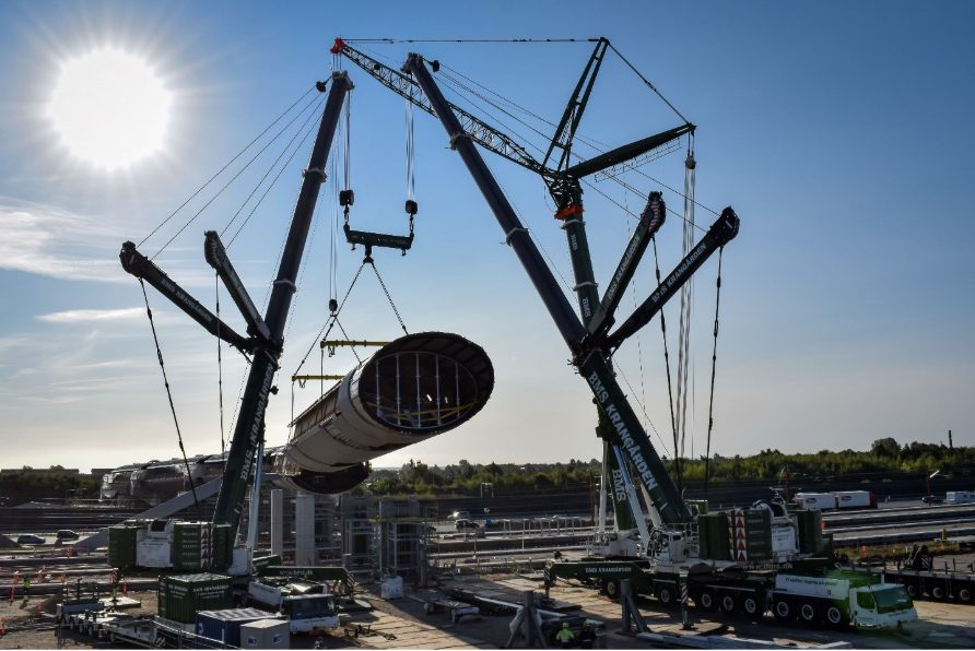 To BMS mobilkraner løfter en brosektion ved Køge Nord Station