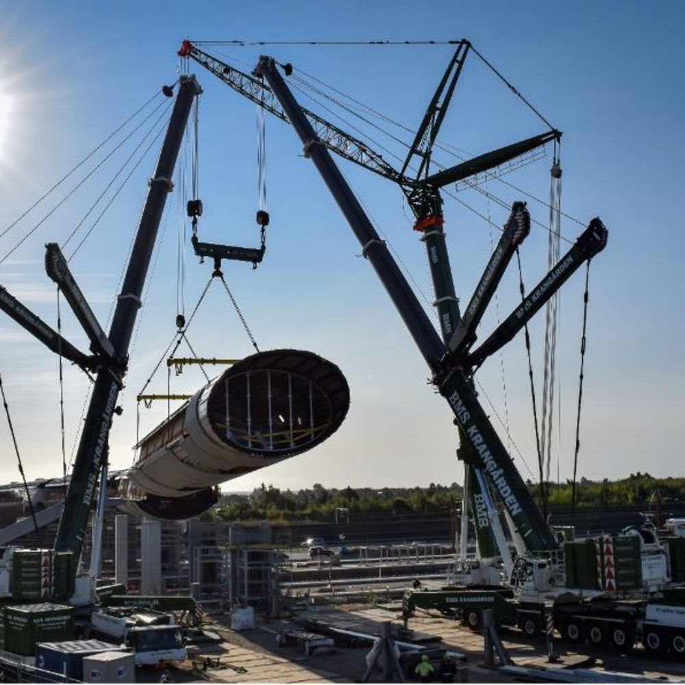 To BMS mobilkraner løfter en brosektion ved Køge Nord Station