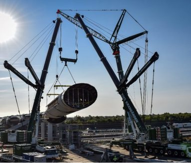 To BMS mobilkraner løfter en brosektion ved Køge Nord Station