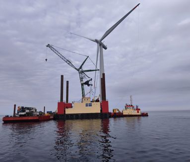 Kraner på jackup-platform under arbejde på havvindmølle nær Samsø