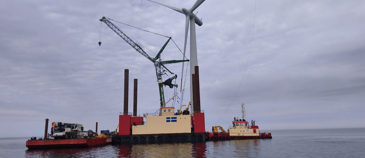 Kraner på jackup-platform under arbejde på havvindmølle nær Samsø