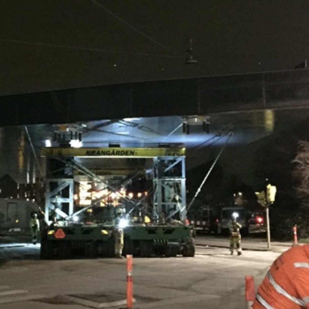 Broelement transporteres om natten gennem Aarhus ved Kulbroen