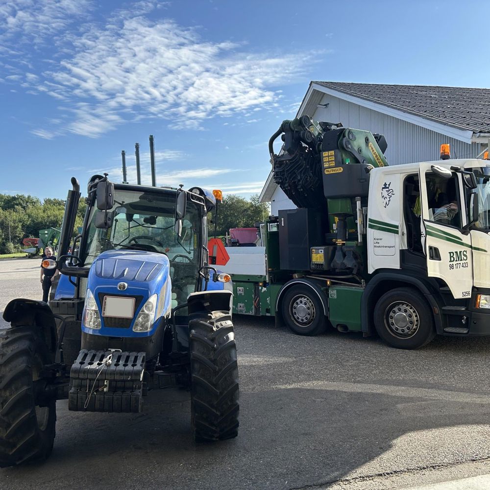 Traktor ved siden af lastbilkran efter bjærgning