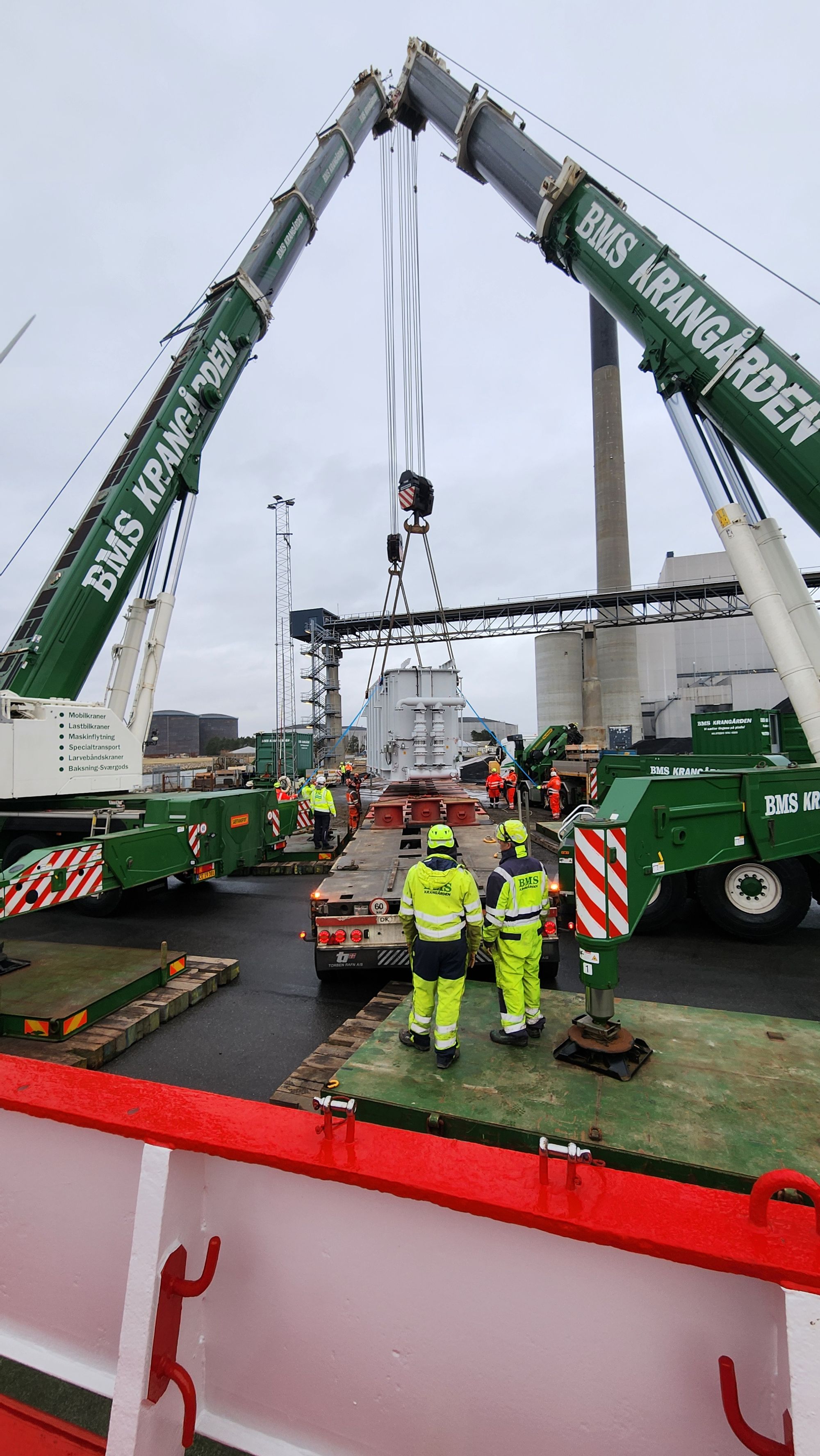To BMS Krangården-mobilkraner tandemløfter en komponent ved kraftværk for Aalborg Forsyning