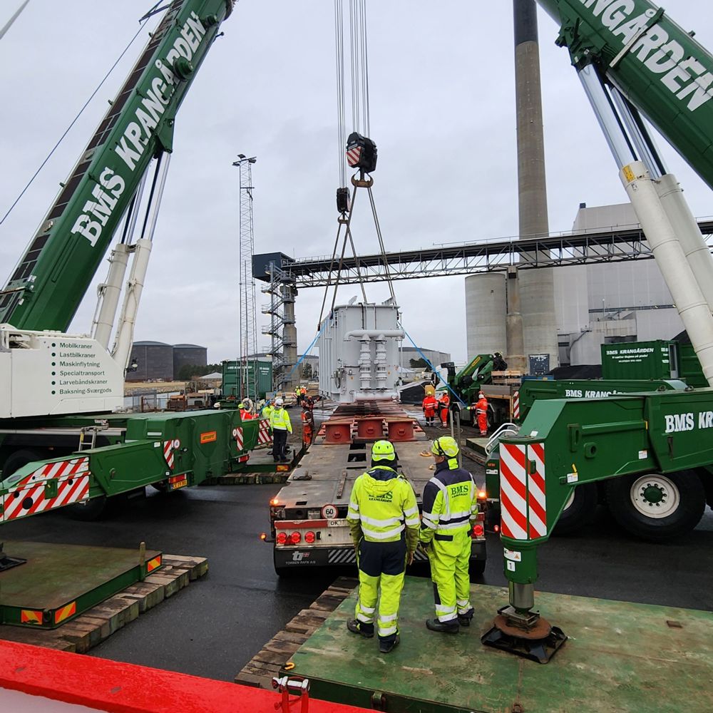 To BMS Krangården-mobilkraner tandemløfter en komponent ved kraftværk for Aalborg Forsyning