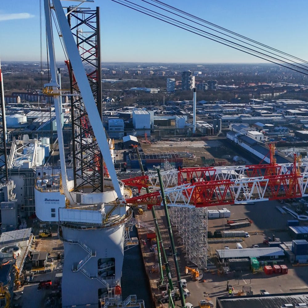 Dronefoto af BMS kraner ved WIND PEAK i Esbjerg Havn