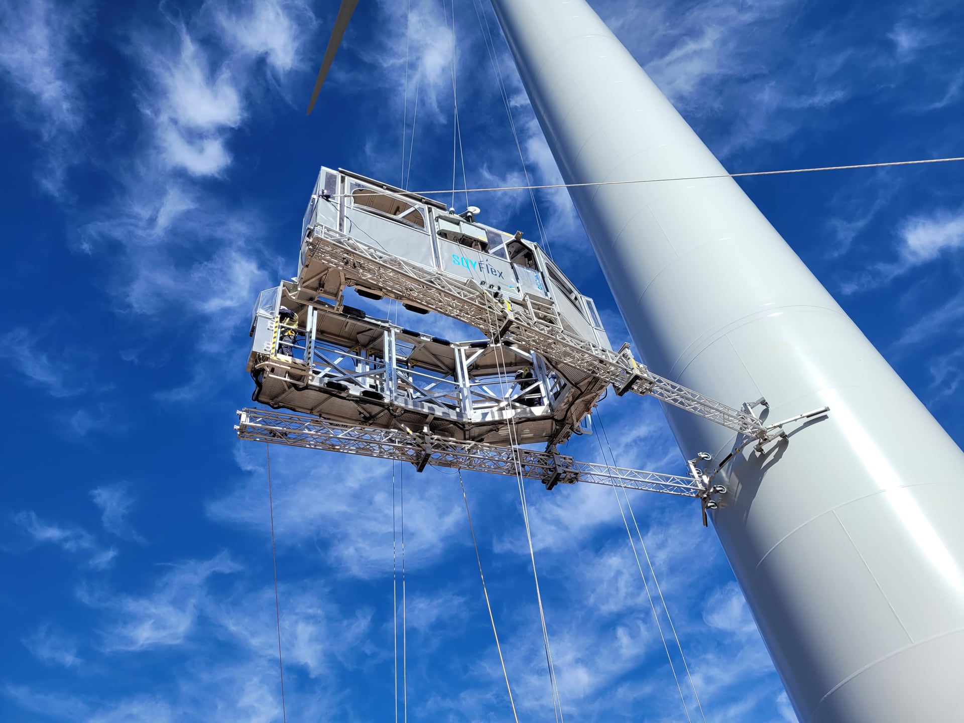 SQYFlex platform monteret ved vindmølletårn som del af BMS investering i vindindustrien
