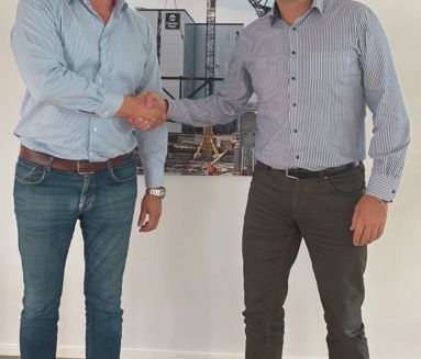 Repræsentanter fra BMS og PP TechniQ giver hånd på et nyt strategisk partnerskab