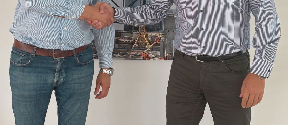 Repræsentanter fra BMS og PP TechniQ giver hånd på et nyt strategisk partnerskab