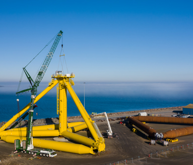 TetraSpar, flydende fundament til havvind, samlet og håndteret i Grenaa
