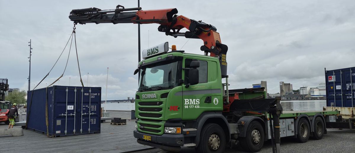 BMS lastbilkran løfter container ved havnen i Aalborg