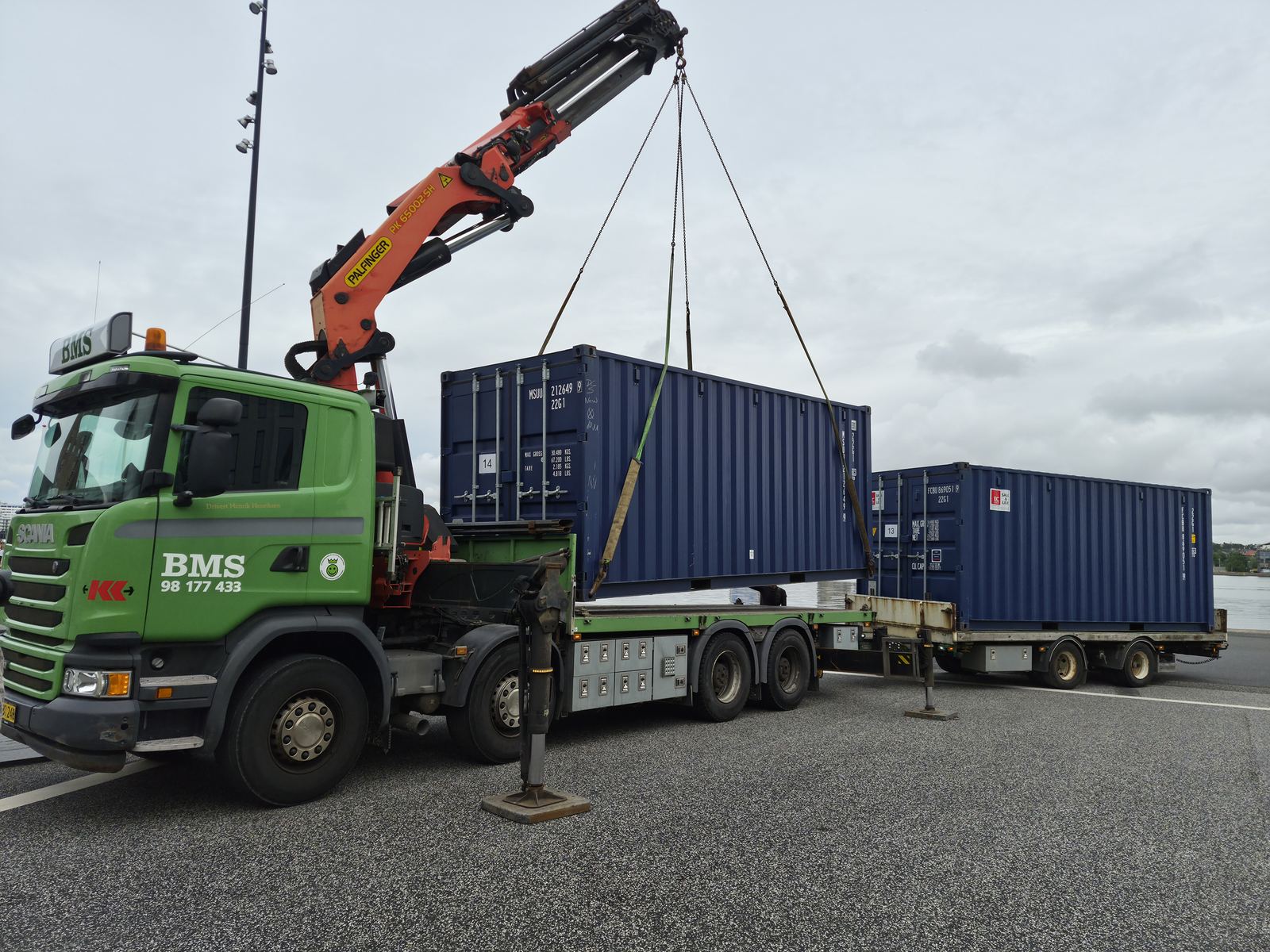 BMS lastbilkran sætter container ned ved Tall Ships Race
