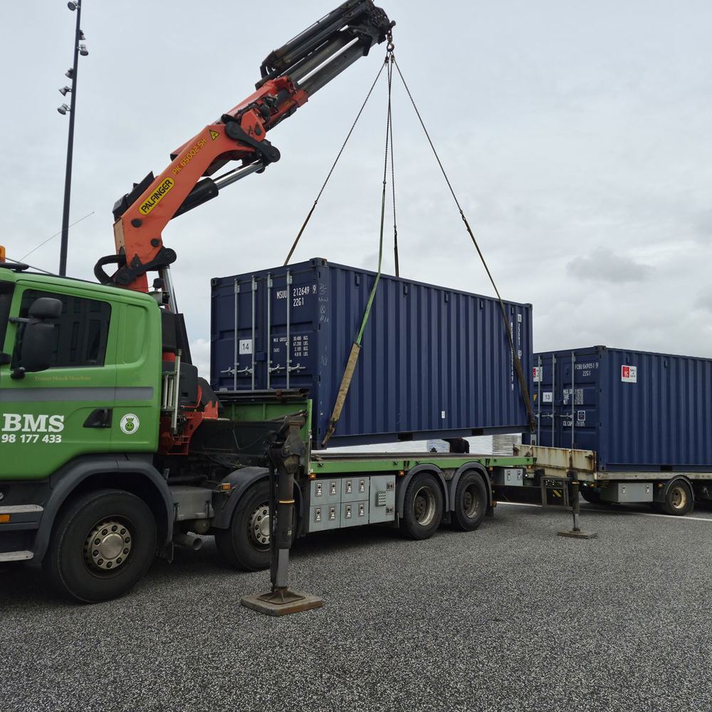 BMS lastbilkran sætter container ned ved Tall Ships Race