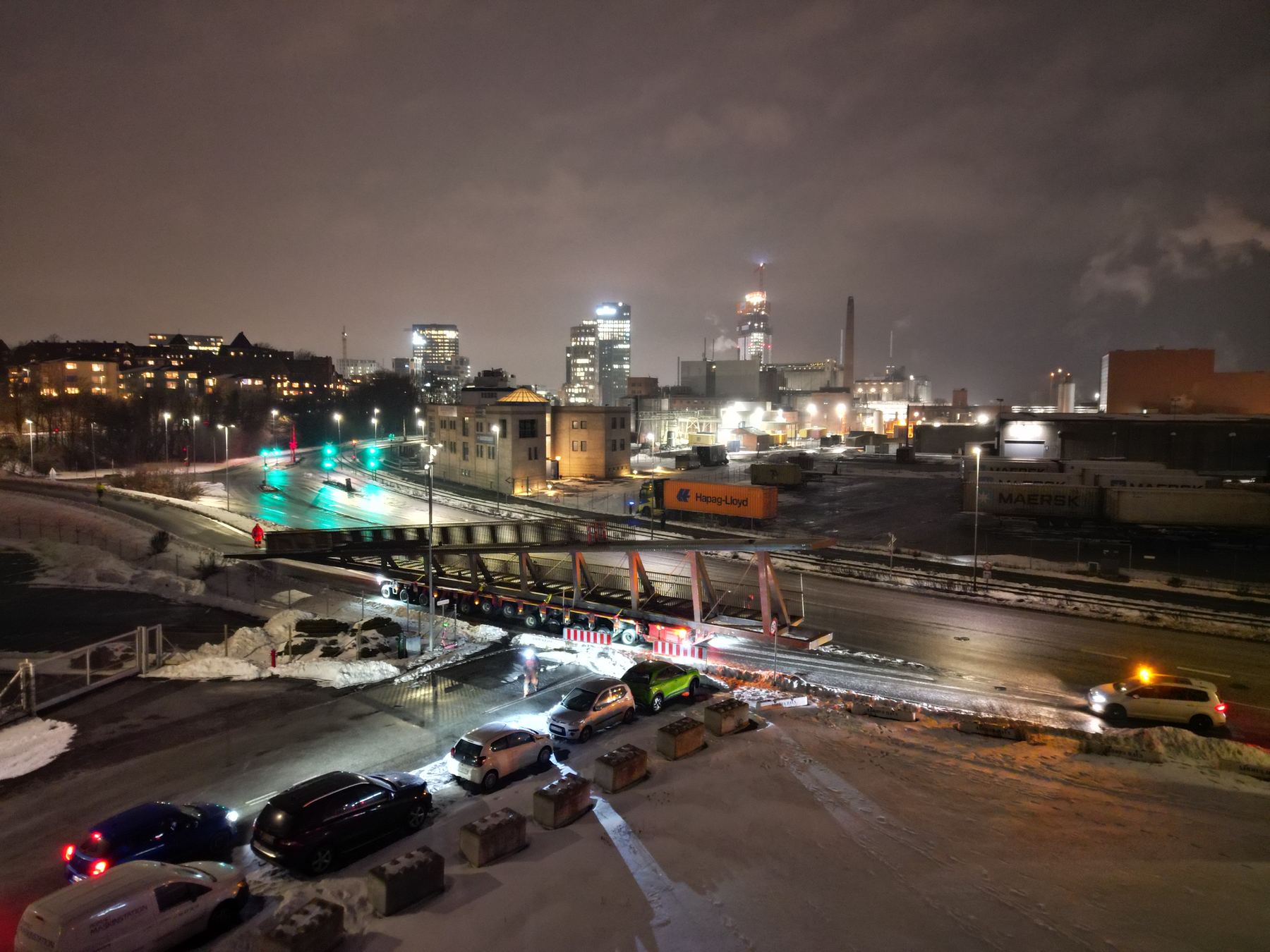 SPMT transporterer brosektion gennem Aarhus ved Kulbroen om natten