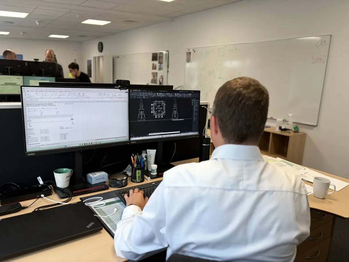 BMS-medarbejder arbejder med tekniske tegninger og løfteberegninger