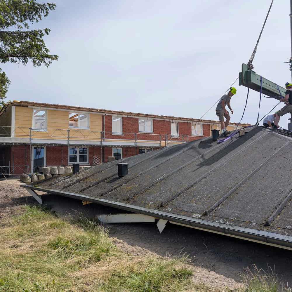 Tag er løftet af bygning. BMS medarbejdere afrigger