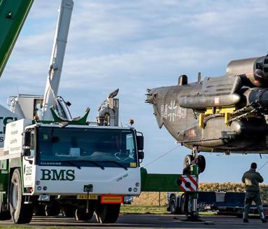 BMS udfører tungtløft af militærhelikopter med mobilkran