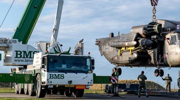 BMS udfører tungtløft af militærhelikopter med mobilkran