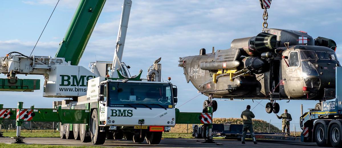 BMS udfører tungtløft af militærhelikopter med mobilkran