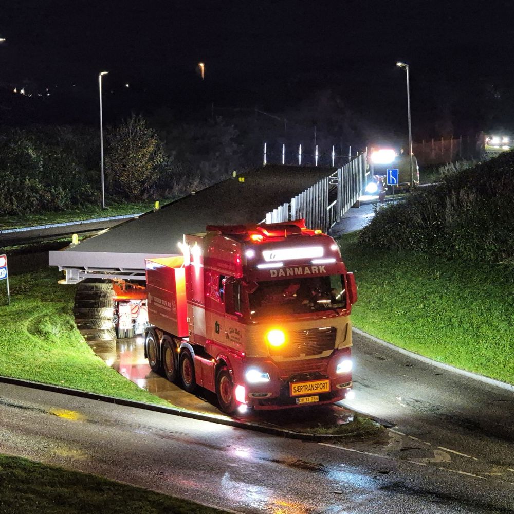 Særtransport med gangbrosektion kører om natten