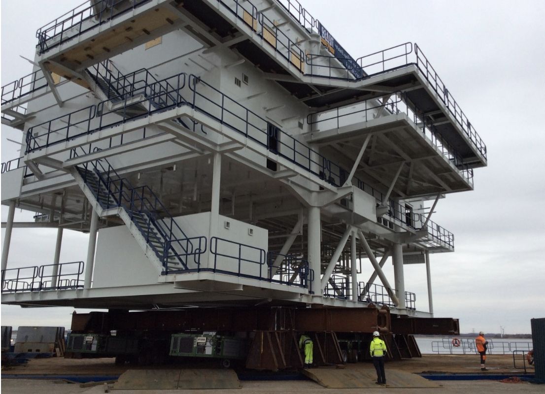 Stort offshore-topmodul transporteres på SPMT-vogn i forbindelse med rotation af 550-tons konstruktion
