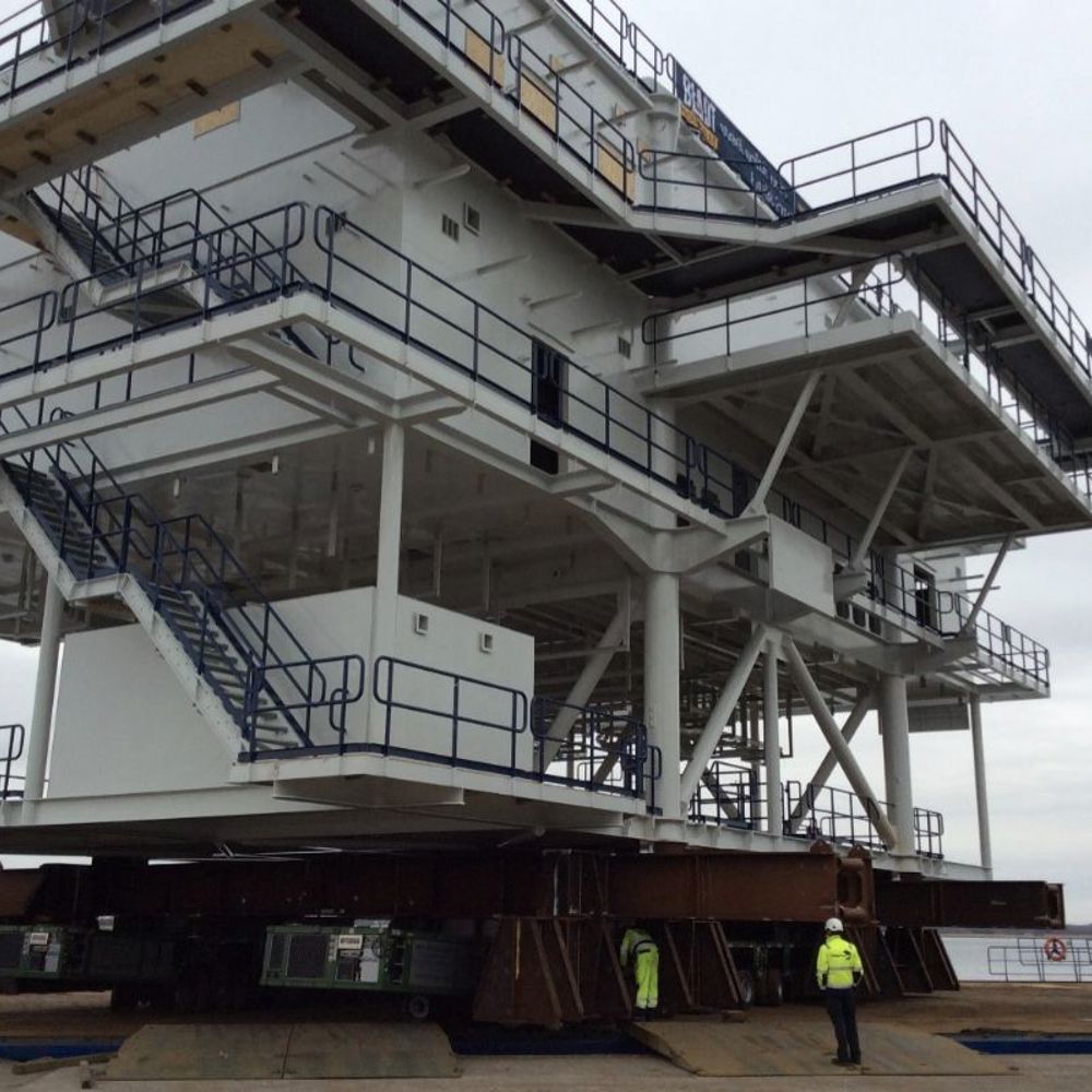 Stort offshore-topmodul transporteres på SPMT-vogn i forbindelse med rotation af 550-tons konstruktion