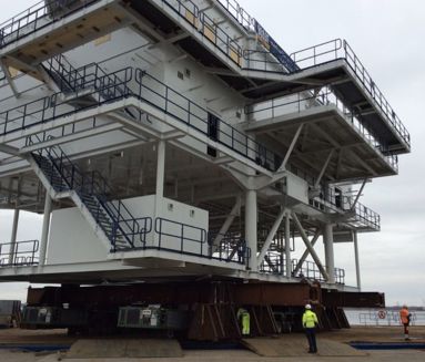 Stort offshore-topmodul transporteres på SPMT-vogn i forbindelse med rotation af 550-tons konstruktion