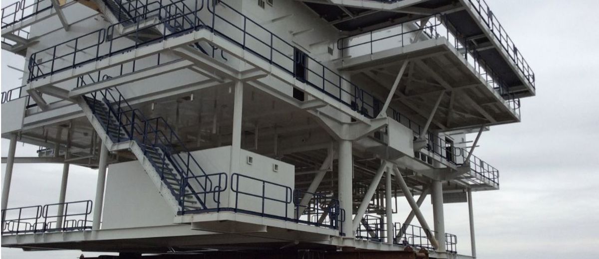 Stort offshore-topmodul transporteres på SPMT-vogn i forbindelse med rotation af 550-tons konstruktion