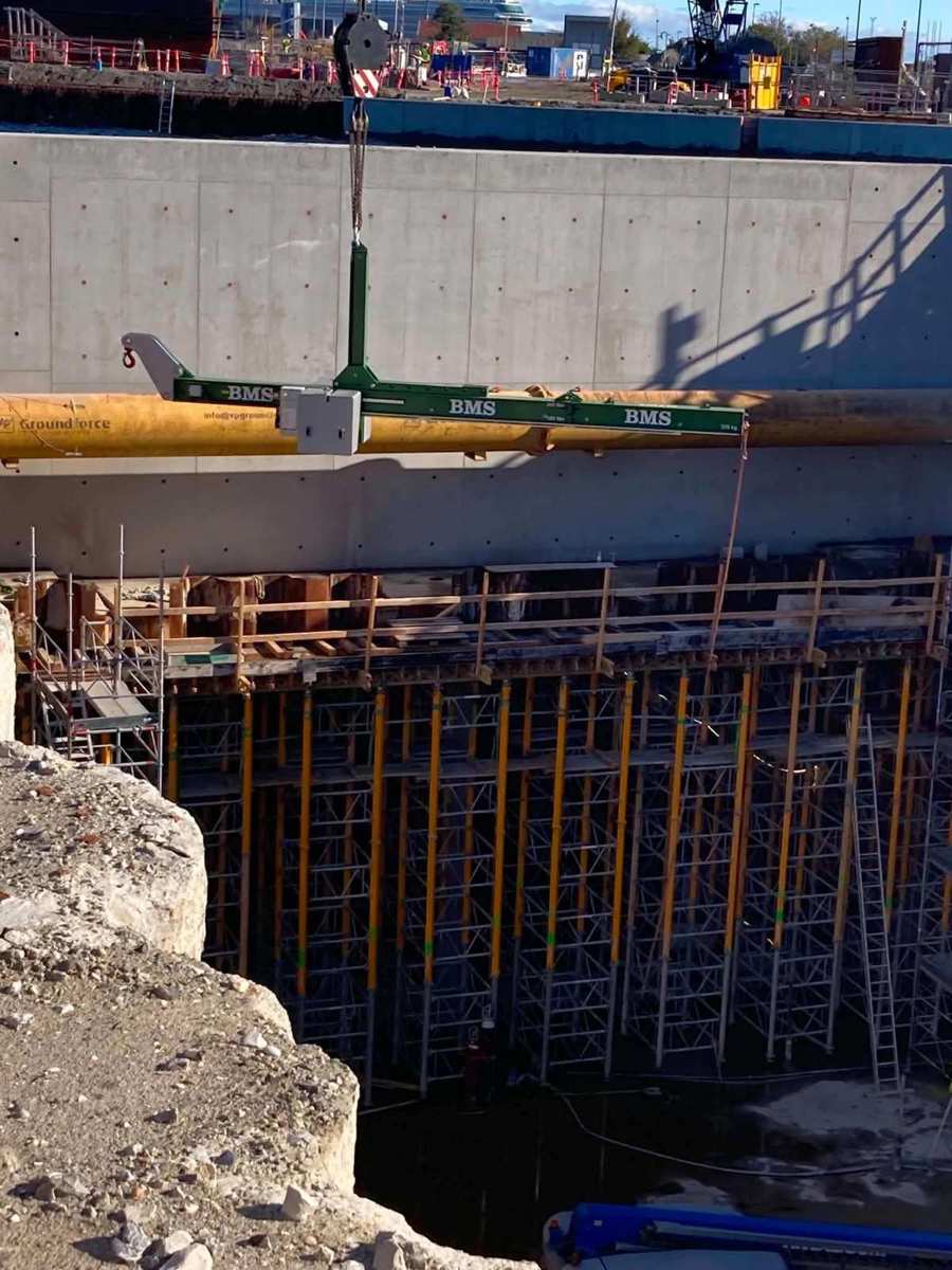 Balanceåg ved byggegruben med afstivning og spunsvægge